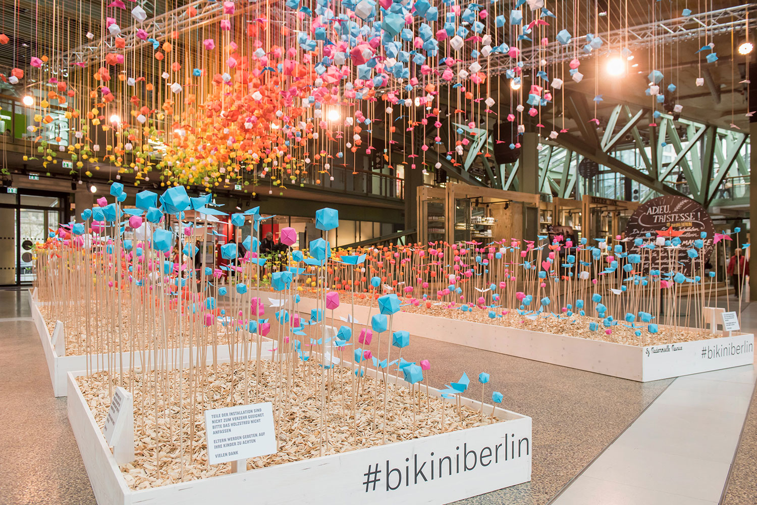 StudioNOW, Bikini, Bikini Berlin, Installation, Kunst, Origami, Farben, Farbenfroh, Mademoiselle Maurice