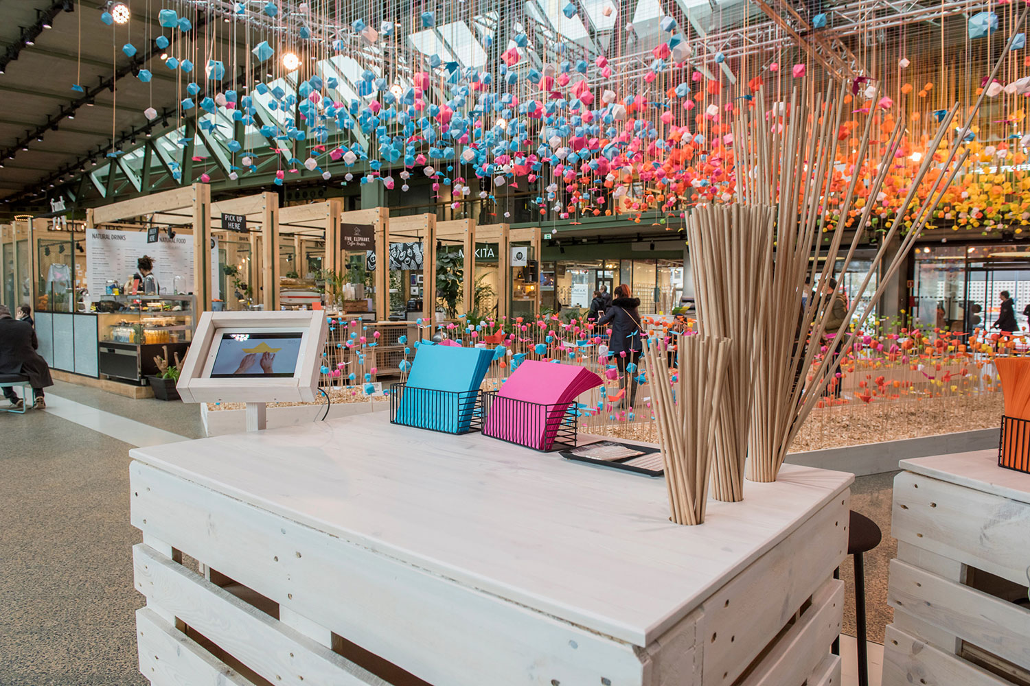 StudioNOW, Bikini, Bikini Berlin, Installation, Kunst, Origami, Farben, Farbenfroh, Mademoiselle Maurice