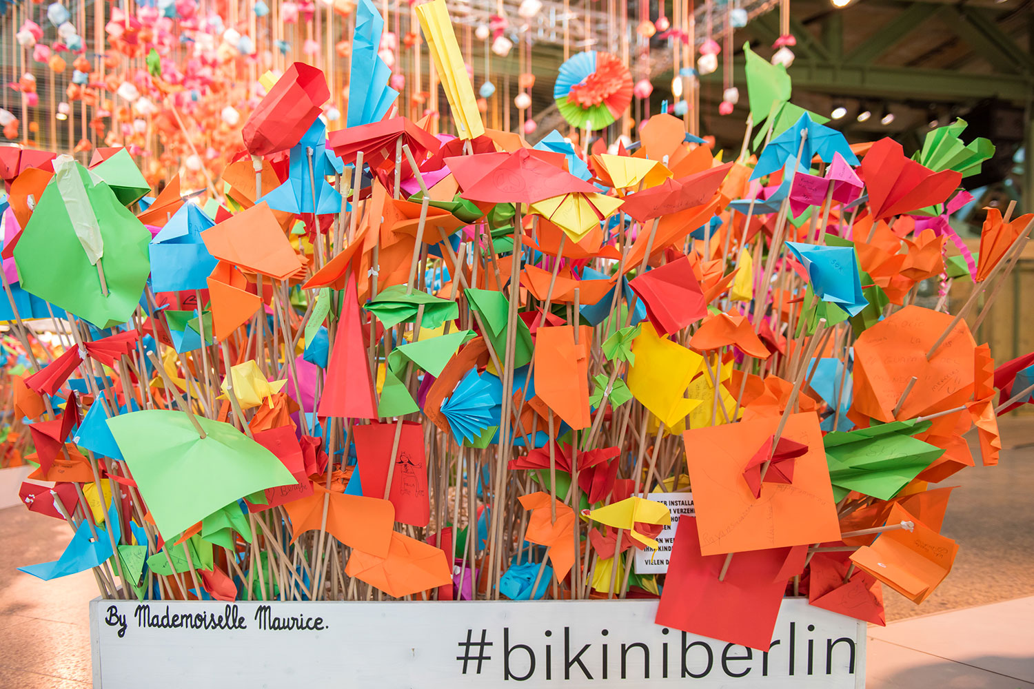 StudioNOW, Bikini, Bikini Berlin, Installation, Kunst, Origami, Farben, Farbenfroh, Mademoiselle Maurice