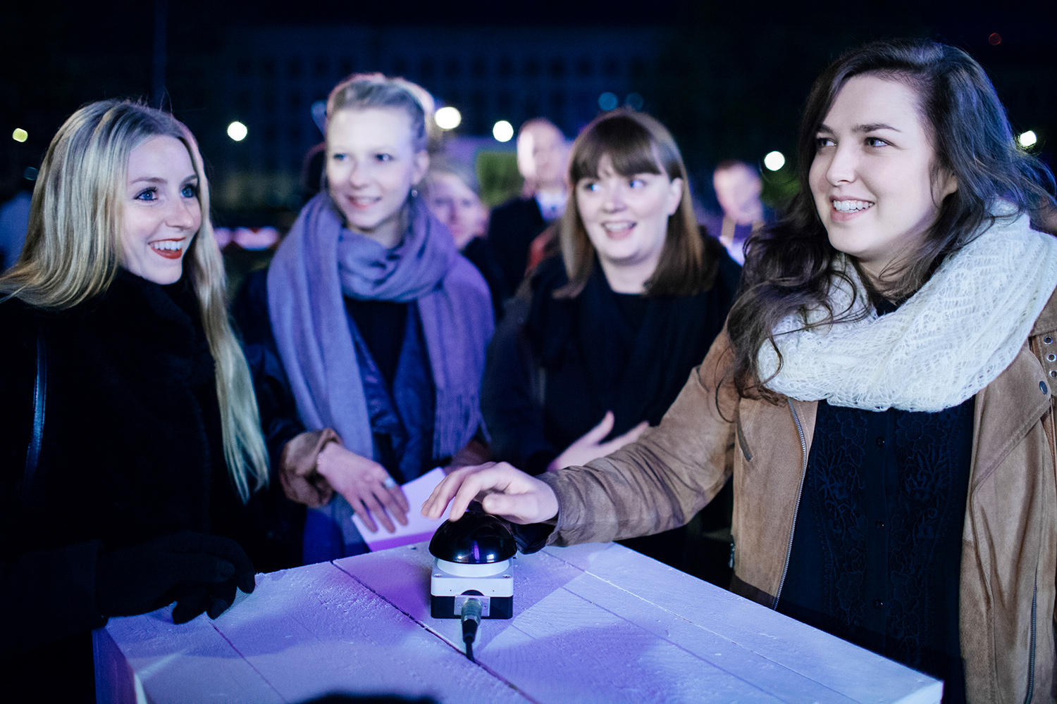 StudioNOW, airbnb, air bnb, wall and chain, ewerk, berlin, mauerfall, party, people, buzzer