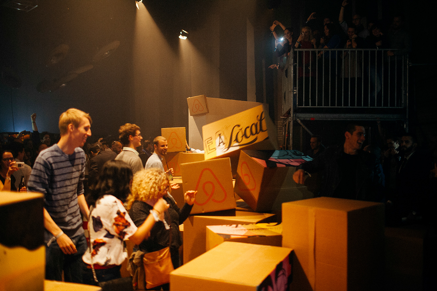 StudioNOW, airbnb, air bnb, wall and chain, ewerk, berlin, mauerfall, party, people, mauer, einreißen