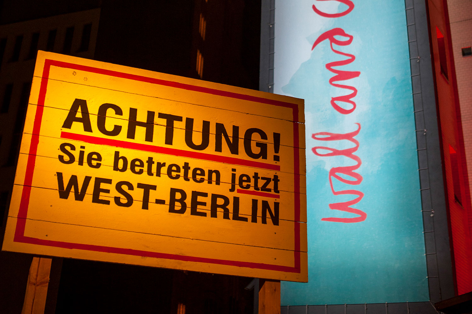 StudioNOW, airbnb, air bnb, wall and chain, ewerk, berlin, mauerfall, party, people, west-berlin