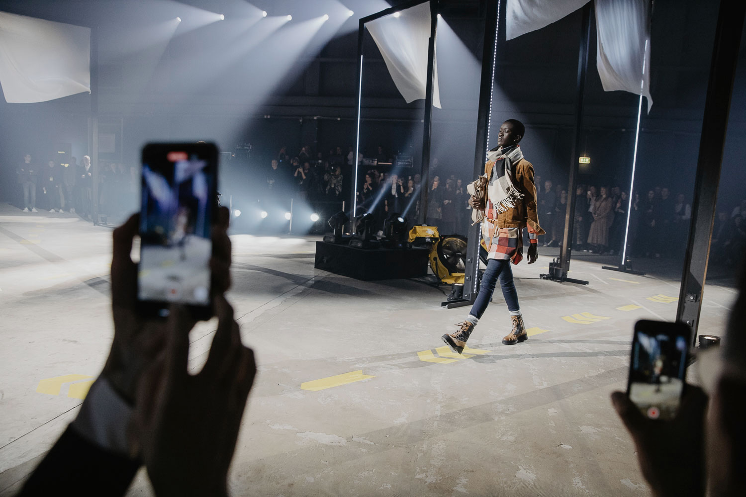 StudioNOW, Studio, Now, Camel, active, Camelactive, Camel Active, Fashion, Show, Design, Walk, Collection, Kollektion, Models, Herbst, Winter, 2020, Model, Smartphone